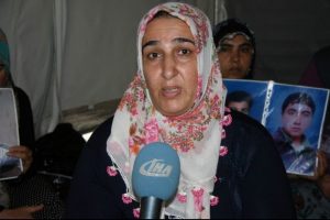 Oğlunu TV'de IŞİD'le savaşırken g&ouml;rd&uuml;