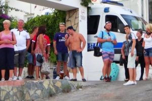 Turist otob&uuml;s&uuml; markete girdi