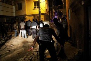 İki Suriyeli, mahalledeki kızlara s&ouml;zl&uuml; tacizde bulununca...