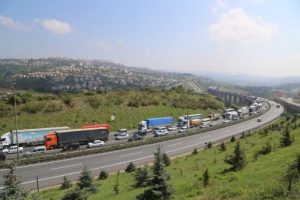 Yarım saatlik &ccedil;alışma 15 kilometrelik kuyruk