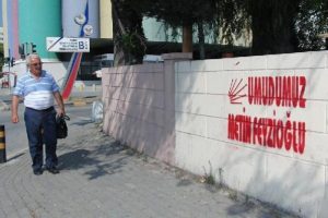 Parti i&ccedil;i muhalefet duvarlara yansıdı