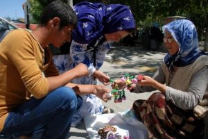 Cezaevindeki oğlu yapıyor, o satıyor