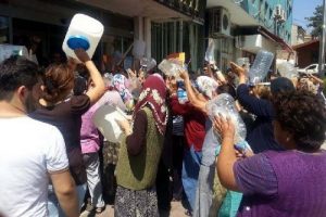 Mahalleli su i&ccedil;in ayaklandı