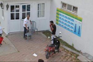 Bursa'da madde bağımlısı gen&ccedil; ambulansa binmeyi reddedince...