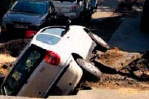 Yol yarıldı i&ccedil;ine otomobil d&uuml;şt&uuml;