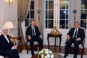 G&uuml;l ve Erdoğan eşleri ile birlikte bir araya geldi
