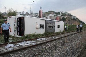 Otob&uuml;s devrildi: 51 yaralı