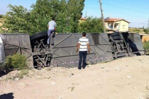 Katliam gibi kaza:8 &ouml;l&uuml;, 17 yaralı