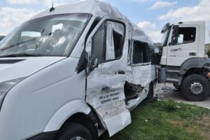 Beton mikseri minib&uuml;se &ccedil;arptı: 14 yaralı