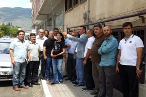 Başkan Yılmaz kapı kapı gezip halkı dinliyor