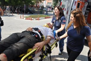 Bursa'da feci kaza! Otomobil ile &ccedil;arpışan motosiklet...