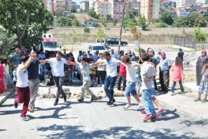 Baz istasyonuna halaylı protesto