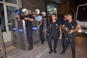 Gaziantep'te protestoculara polis m&uuml;dahalesi