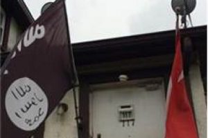 T&uuml;rk ve IŞİD bayrakları birlikte asıldı