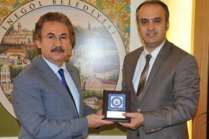 Fak&uuml;lteye destek verenlere plaket