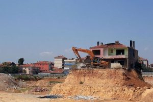 Fikirtepe'de "tek ev" yıkıldı