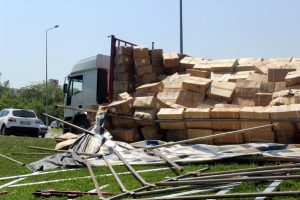 TIR'dan d&ouml;k&uuml;len ipler Bursa trafiğini fel&ccedil; etti
