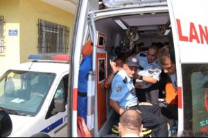Evi tahliye etmesi istenince oğlunu rehin aldı