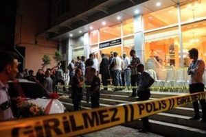 D&uuml;ğ&uuml;n salonuna kanlı baskın