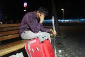G&ouml;rme engelli gen&ccedil;, babası tarafından gece vakti sokağa atıldı