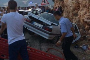 Otomobiller kafa kafaya &ccedil;arpıştı: 3 &ouml;l&uuml;, 4 yaralı