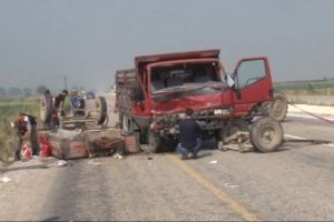 Tarım iş&ccedil;ilerini taşıyan trakt&ouml;re kamyonet &ccedil;arptı: 3 &ouml;l&uuml;