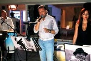 O artık şarkıcı...