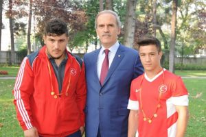 Başkan Altepe'den şampiyon g&uuml;reş&ccedil;ilere altın &ouml;d&uuml;l&uuml;