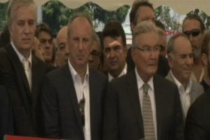 Yan yana saf tuttular