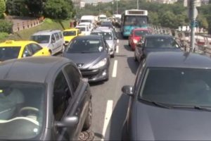 Cenaze t&ouml;reni trafiği kilitledi