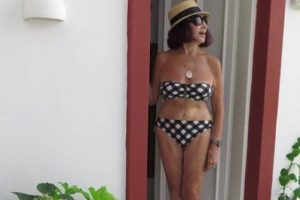 G&uuml;lriz Sururi bikinili fotoğraflarını paylaştı...