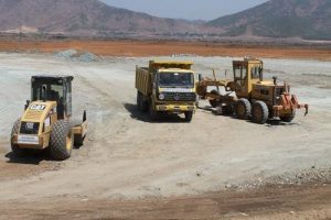 Suriyelilerin kampa taşınması i&ccedil;in kollar sıvandı