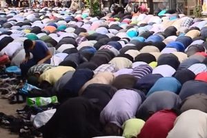 2 bin kişi yanan cami &ouml;n&uuml;nde cuma namazı kıldı