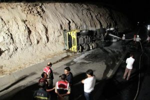 Motorin y&uuml;kl&uuml; tanker devrildi