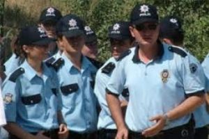 "Her şık &uuml;niformalıyı polis sanmayın"