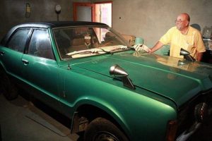 Otomobilini 35 yıldır oturma odasında saklıyor