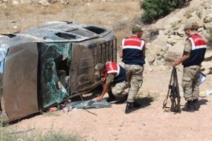 Otomobil yoldan &ccedil;ıkıp devrildi: 3 yaralı