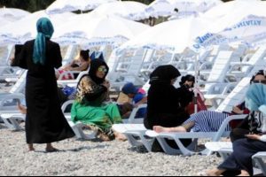 Antalya'da kadınlar plajı a&ccedil;ıldı