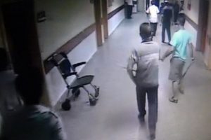 Acil servisi sopalarla bastılar