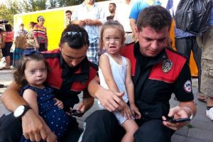 &Ccedil;ocuklarının g&ouml;z&uuml; &ouml;n&uuml;nde korkun&ccedil; olay