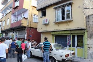 Suriyeli gerginliği s&uuml;r&uuml;yor: 2 yaralı