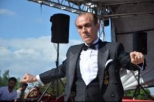 Atat&uuml;rk'e benzeyen kişiyle fotoğraf &ccedil;ektirdiler