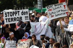 Almanya'da Yezidiler IŞİD'i protesto etti