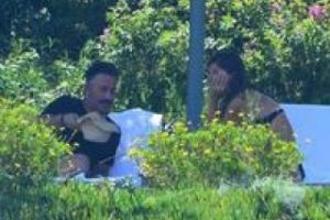 Cem Yılmaz yeni sevgilisiyle tatilde