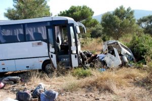 Otob&uuml;s otomobili altına aldı: 3 &ouml;l&uuml;, 11 yaralı