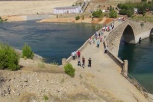 Serinlemek i&ccedil;in girdiği barajda can verdi
