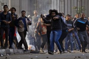 Mısır'da binlerce insan sokaklarda