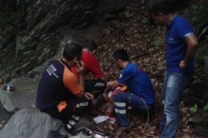 Arkadaşlarının g&ouml;z&uuml; &ouml;n&uuml;nde u&ccedil;uruma yuvarlandı