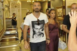 Demet Akalın: K&uuml;rşat kadın elimi morarttı...