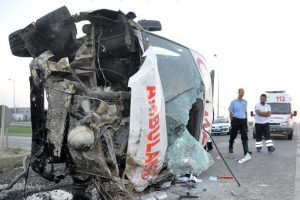 &Ouml;l&uuml; taşıyan ambulans takla attı: 3 yaralı